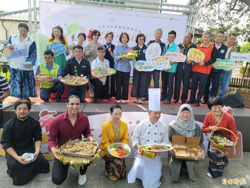 屏東國際移民節，展售各國美味。（記者葉永騫攝）