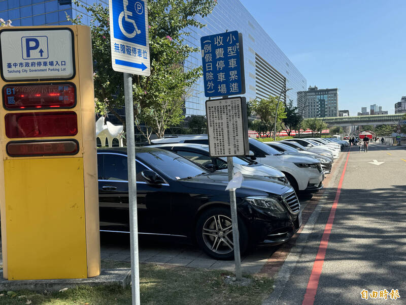 男子被發現在市府停車場車內已無生命跡象搶救不治。（記者許國楨攝）
