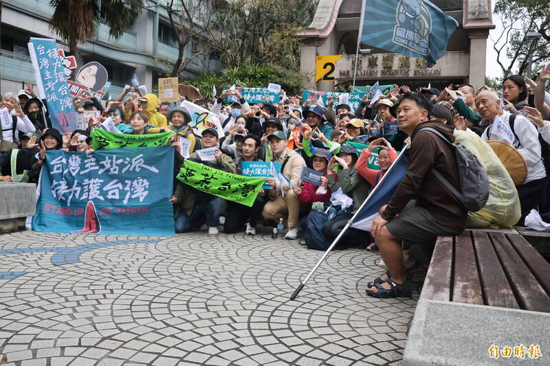 民眾大合影。（記者董冠怡攝）