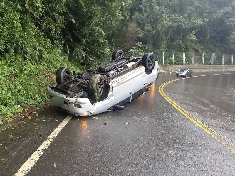 休旅車撞山壁翻覆，駕駛不見蹤影，警方搜索中。（記者徐聖倫翻攝）