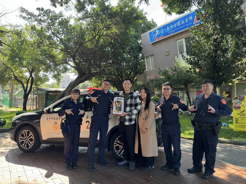 眾人一同在巡邏車及公園所前留下開心又難忘的合影。（警方提供）