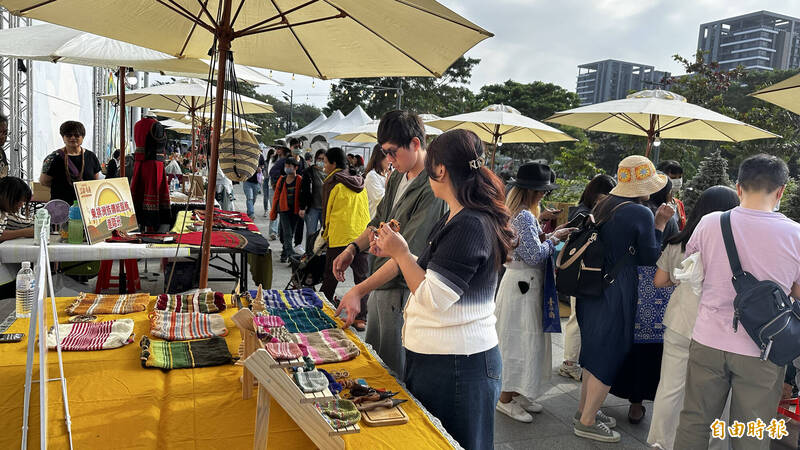 台南市原民會年終呈現成果，有文化市集、體驗活動及表演等。（記者劉婉君攝）