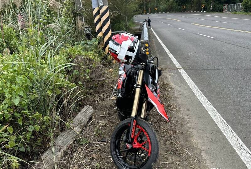 小心行駛，台3線獅潭段重機下坡自摔騎士受傷。（民眾提供）