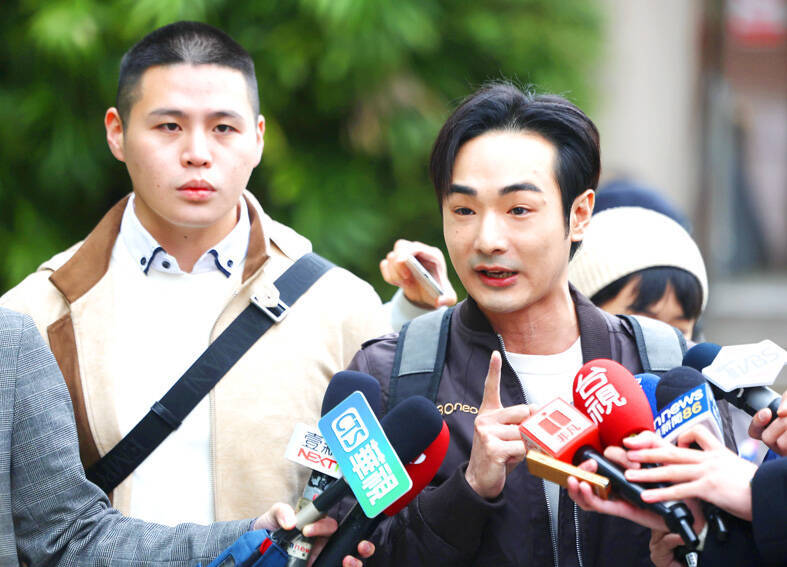 Taiwanese rapper Chen Po-yuan, left, looks on as YouTuber “Pa Chiung” speaks to reporters in Taipei yesterday.
Photo: CNA