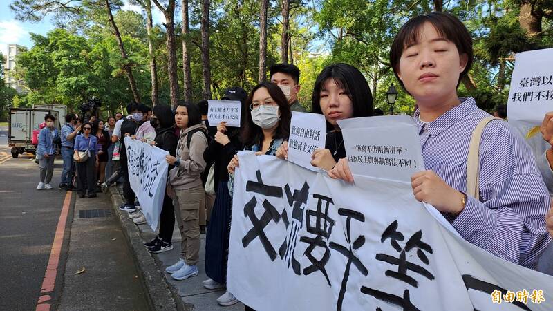 中生訪問團日前到清華大學參訪，清大學生拉起長長人龍表達抗議。（資料照）