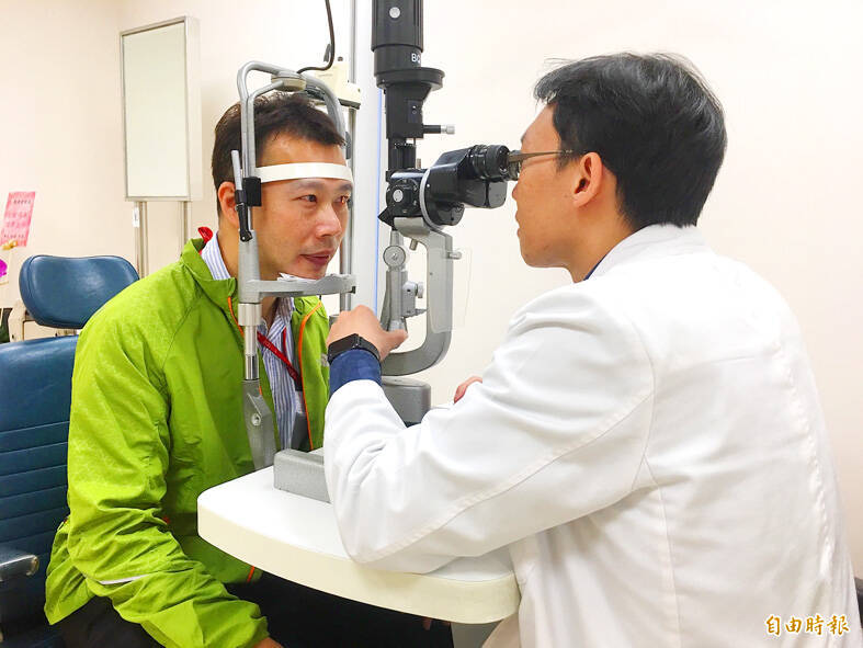 An optometrist performs an eye exam in Taipei on Nov. 22.
Photo: Lin Hui-chin, Taipei Times