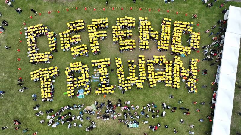 黑熊民防教育協會舉辦「Stand up as Taiwan 台灣主站派 接力護台灣」全島接力，8日下午抵達終點站華山中央藝文公園，參加民眾於現場排出「DEFEND TAIWAN」字樣，以實際行動捍衛主權。（黑熊學院提供）