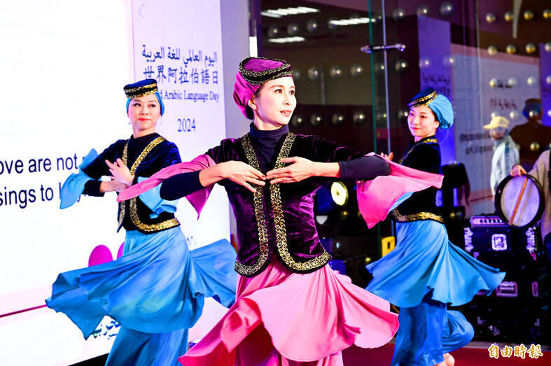 Dancers perform at an event in Taipei celebrating the World Arabic Language Day yesterday.
Photo: Lo Pei-de, Taipei Times