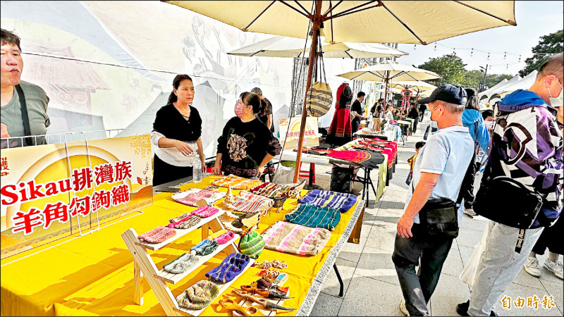 台南市原住民族教育文化聯合成果展昨天登場，結合音樂會、文化市集、手作體驗等方式進行。（記者劉婉君攝）