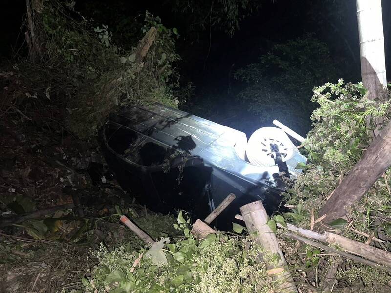 黃男昨日深夜駕駛轎車行經南市六甲區王爺里東高蚋山區，衝落山坡下約50公尺。（民眾提供）