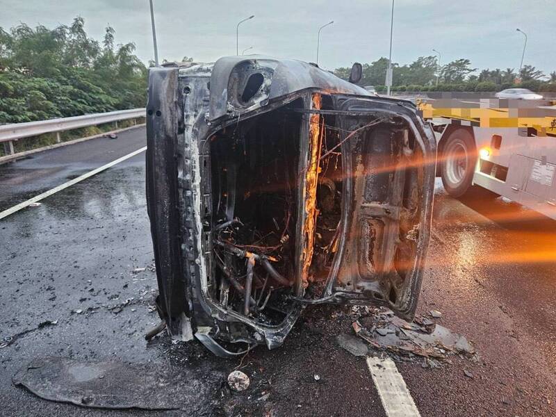 車輛自撞側翻並起火燃燒，所幸無人傷亡。（民眾提供）