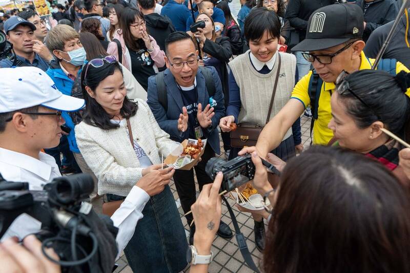 越南旅客很喜歡鹹酥雞。（觀光局提供）