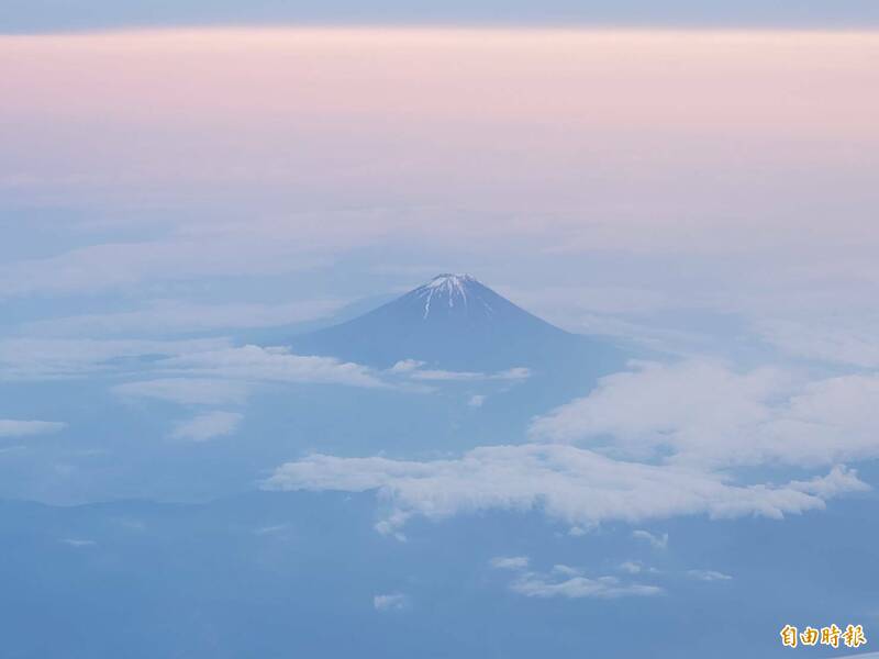 高雄直飛日本航點將增達9座城市，圖為搭機高空俯瞰日本富士山。（記者陳文嬋攝）