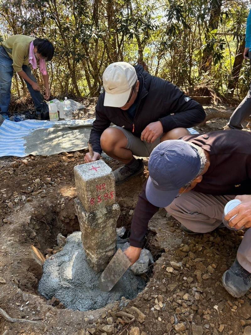 內政部國土測繪中心與山友，將馬崙山的三角點重新安置加固。（圖由國土測繪中心提供）