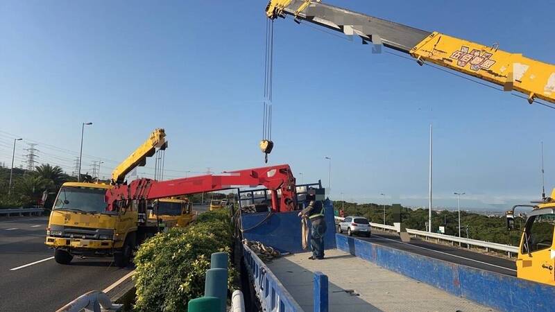 郭姓男子駕駛大貨車行經國道3號龍井路段，突爆胎自撞護欄，幸未波及其他車輛。（圖由民眾提供）