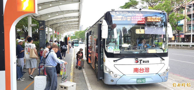 高雄市通用無障礙公車已達716輛，交通局也在新版「高雄 iBus+ APP」，針對不同族群的需求，包含年長者與視障人士等，升級APP無障礙功能，支援語音報讀、字體放大等設定及服務，榮獲國際獎項。（記者黃良傑攝）