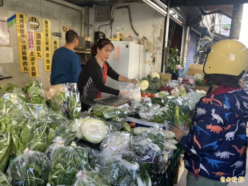 今年菜價一直處在高檔，家庭主婦叫苦連天，嘆不知怎麼買了。（記者黃淑莉攝）