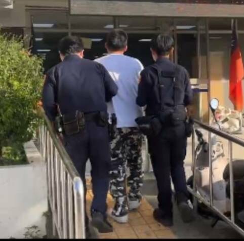 警方逮捕陳男依法送辦。（讀者提供）