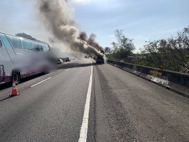 休旅車國道起火冒煙，駕駛緊急停車避禍。（民眾提供）