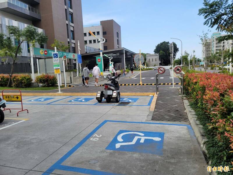 屏東榮總身障機車位被佔用情況已大幅改善。（記者葉永騫攝）