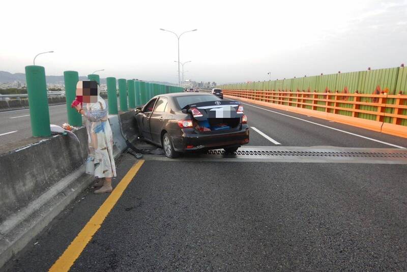 雷姓女子今天在台74線開車自撞，沒想到竟詭異在車道中「翩然起舞」，還吃起紅龍果。（記者陳建志翻攝）