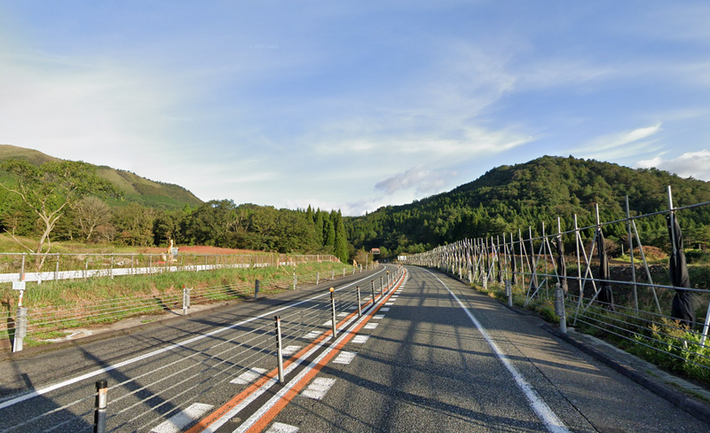 日本岡山縣真庭市蒜山上德山，發生觀光巴士翻覆事故，造成11人受傷。蒜山上德山附近道路示意圖。（圖擷自Google街景）