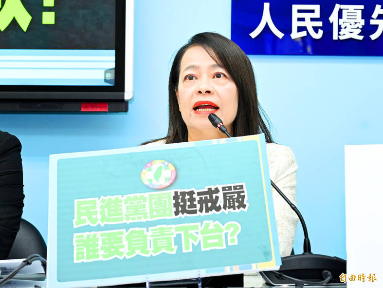 
Chinese Nationalist Party （KMT） Legislator Hsu Yu-chen presents a news conference in Taipei on Wednesday last week.
Photo: Chen Yi-kuan, Taipei Times