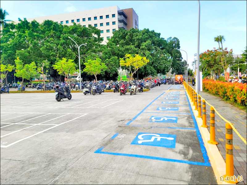 屏東榮民總醫院部分身障機車停車位距離大門口較遠。（記者葉永騫攝）