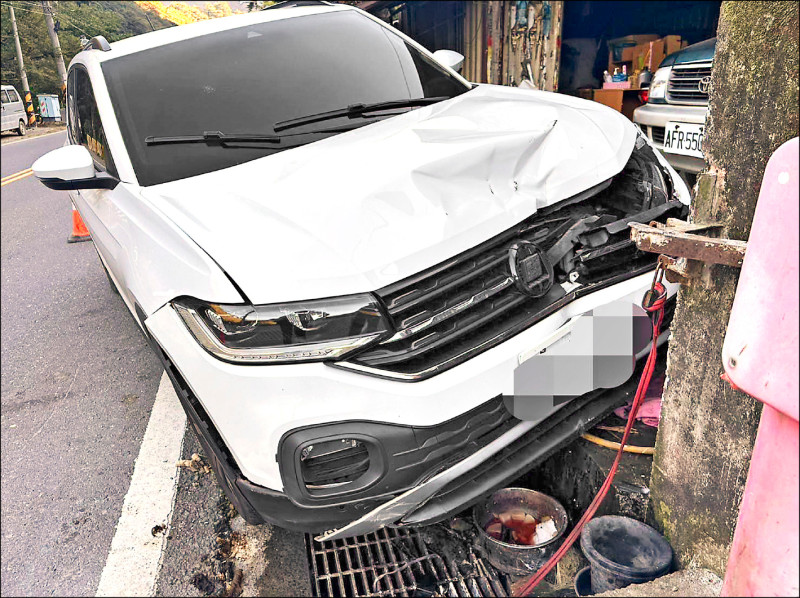 仁愛鄉台14線南豐村路段，週休假日發生疲勞駕駛事故，其中休旅車逆向衝撞民宅圍牆，車損人傷。（仁愛分局提供）