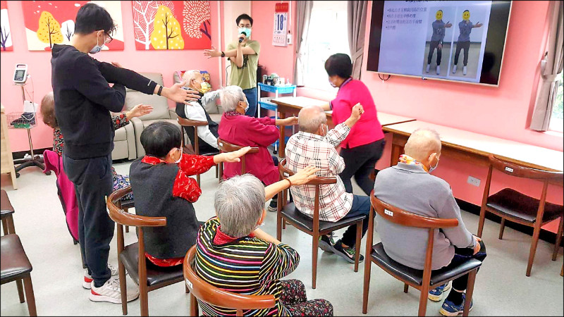 台灣即將邁入超高齡社會，對於日照中心服務的需求與日俱增，桃園市議員質疑平鎮、八德、龍潭、復興區資源涵蓋率偏低。（社會局提供）