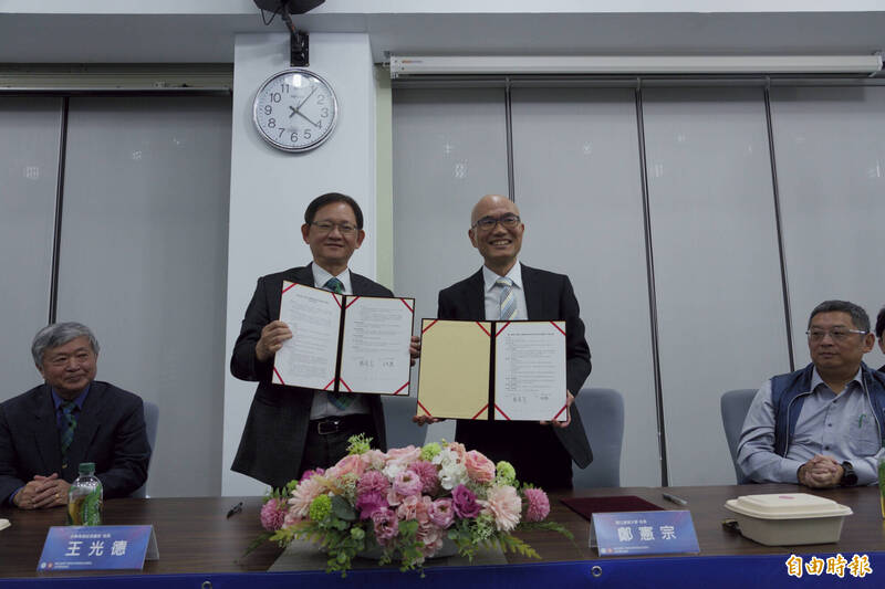 台東馬偕醫院長王光德（左二）與台東大學校長鄭憲宗（右二）簽署合作備忘錄。（記者劉人瑋攝）