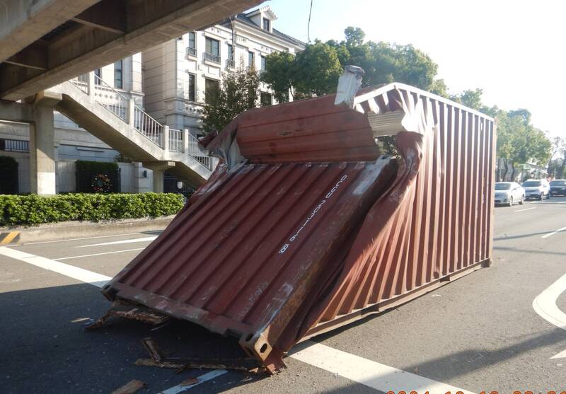 貨櫃撞上陸橋，宛如手風琴被擠壓。（民眾提供）