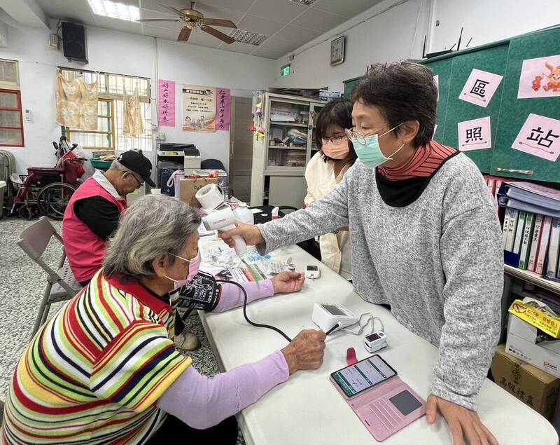 南投縣衛生局在社區據點建置智慧照護設備量測血壓、血糖等服務，並能透過「南投健康樂活LINE」掌掌握量測數據等資訊。（圖由南投縣衛局提供）