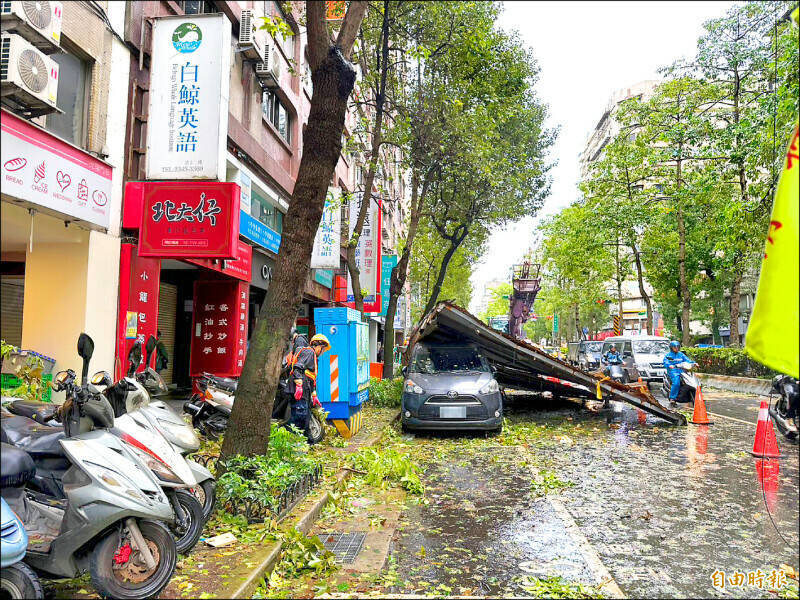 康芮颱風造成路樹倒塌壓毀車輛，車主求償無門，北市議員呼籲市府投保天災險。（資料照，記者甘孟霖攝）