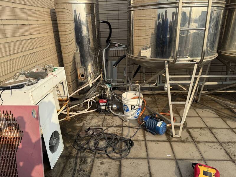 吳姓工人清洗太陽能熱水器觸電身亡。（圖由民眾提供）