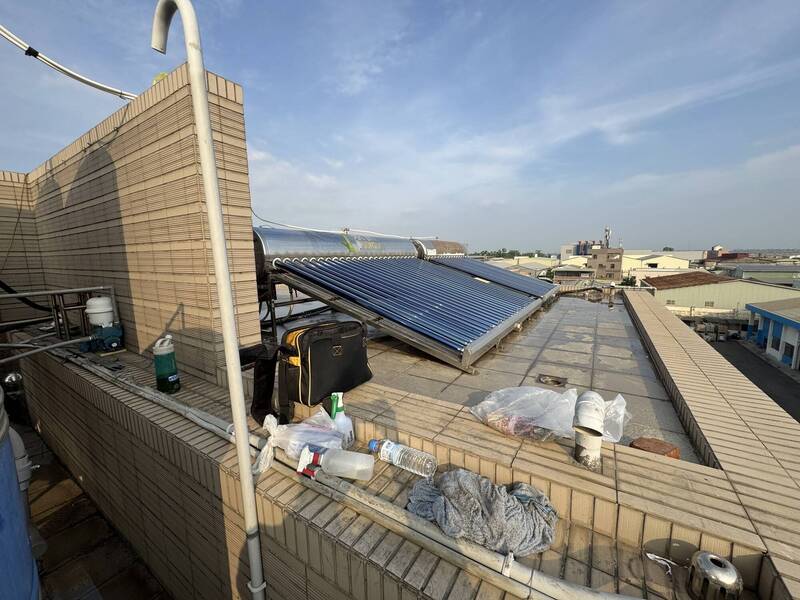 工人清洗太陽能熱水器不慎觸電，送醫不治。（圖由民眾提供）