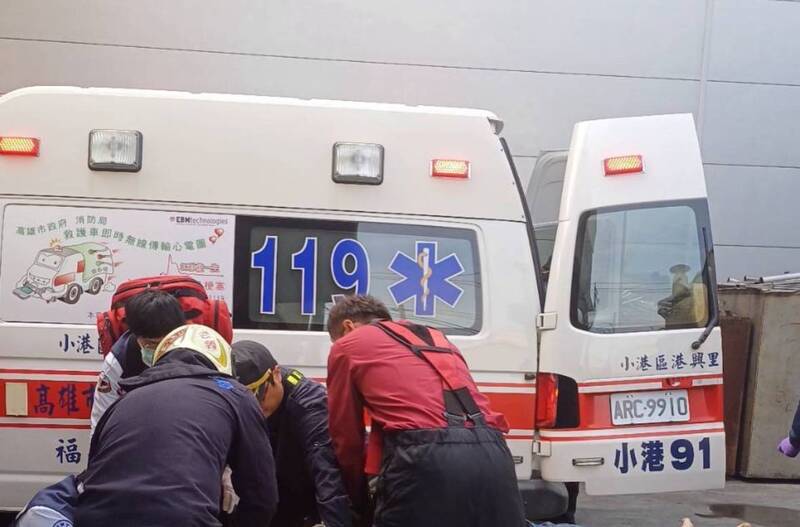 救護人員將傷者送醫。（圖由民眾提供）