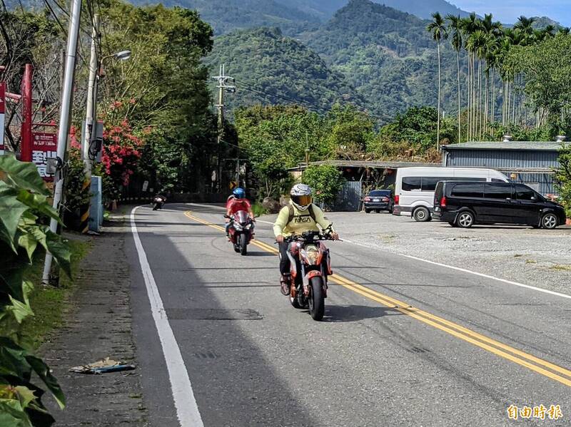 南投山區常吸引車隊上山跑山，為避免噪音影響安寧，南投縣環保局透過稽查、開罰遏止車隊噪音。（記者劉濱銓攝）