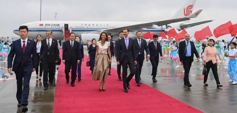 敘利亞總統阿塞德和妻子去年搭乘中國航空公司的飛機抵達浙江杭州訪問。（擷取自新華網）