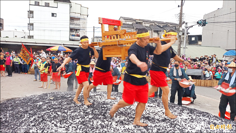 今年二結王公過火將在十五日登場，圖為往年活動盛況。（資料照，記者江志雄攝）