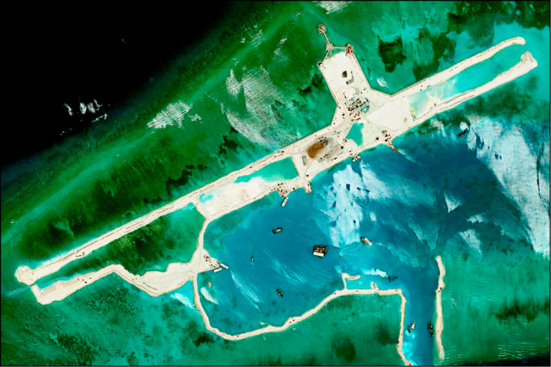 今年9月拍攝的衛星影像顯示，越南疑似在畢生礁（藩榮島）興建一條3公里長的跑道。（取自亞洲海事透明倡議）
