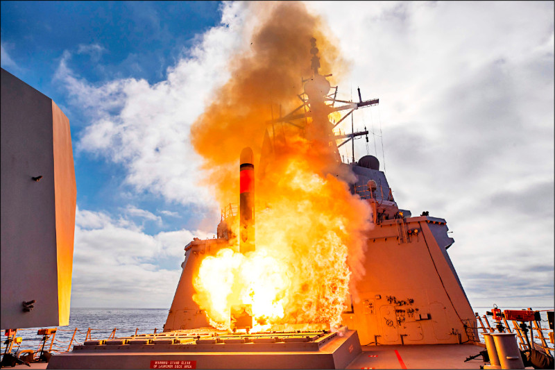 澳洲皇家海軍驅逐艦「布里斯本號」，本月3日在美國西岸外海成功試射「戰斧」 巡弋飛彈。（法新社）