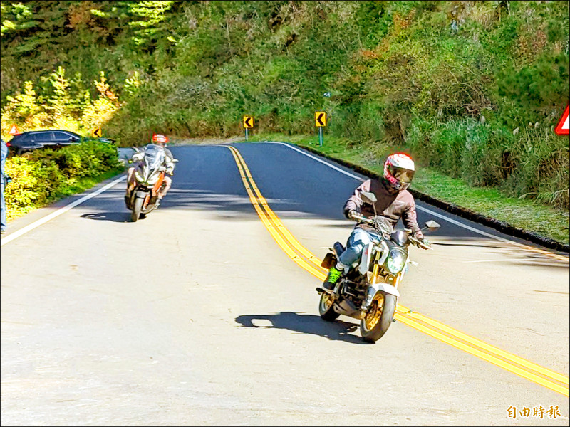 南投縣環保局加強山區車隊跑山噪音執法，今年告發數與金額都比去年提升。
（記者劉濱銓攝）