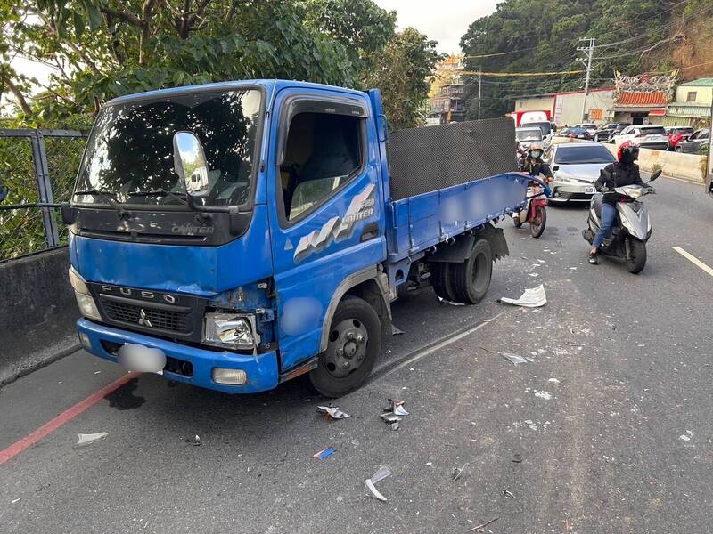 新北市五股獅子頭路段今天上午傳出8車連環車禍，造成2人受傷，車陣回堵到蘆洲成蘆橋。（記者吳仁捷翻攝）