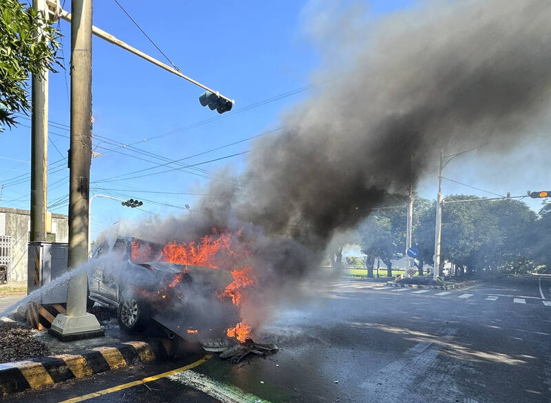 台南柳營太康綠色隧道發生2車碰撞車禍，銀色休旅車撞上安全島後火燒車。（民眾提供）