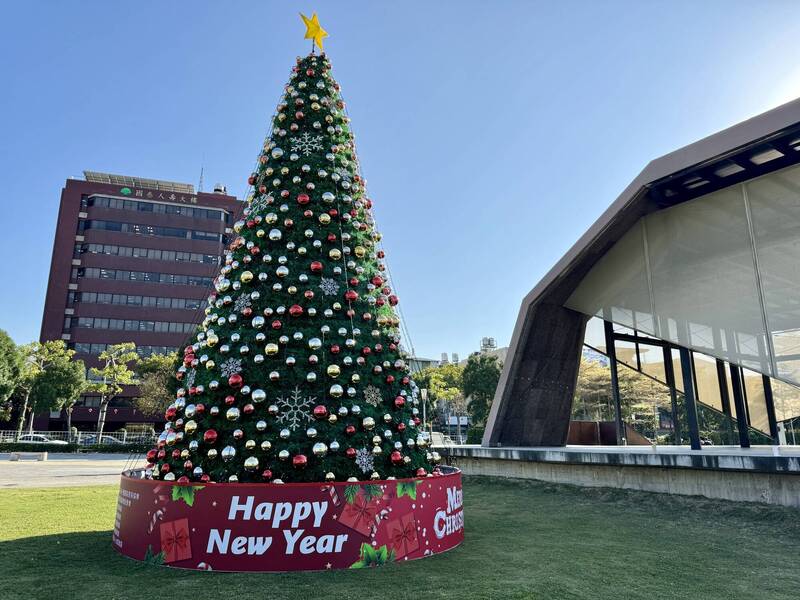 高達10公尺的「百萬耶誕樹」，今年移至葫蘆墩公園第四區力將於14日點燈。（江啟臣提供）