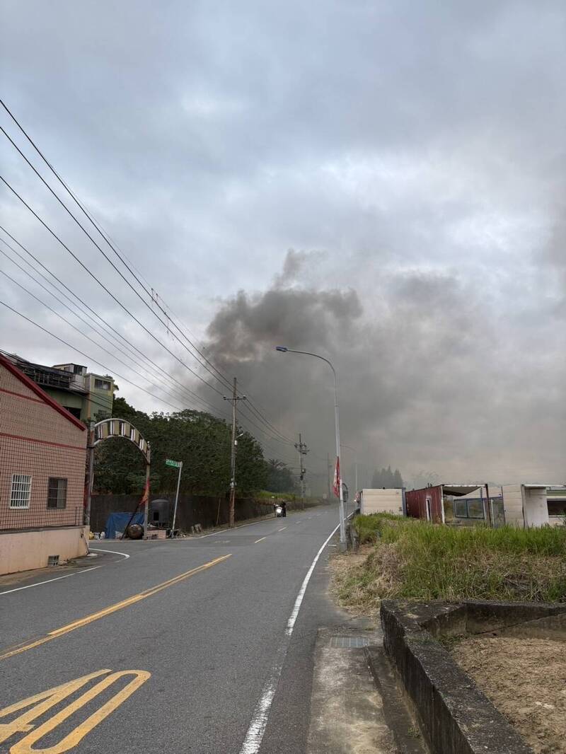 新竹市香山區鐵皮屋工廠起火，濃煙火勢竄燒，200平方公尺廠房付之一炬。（記者洪美秀翻攝）