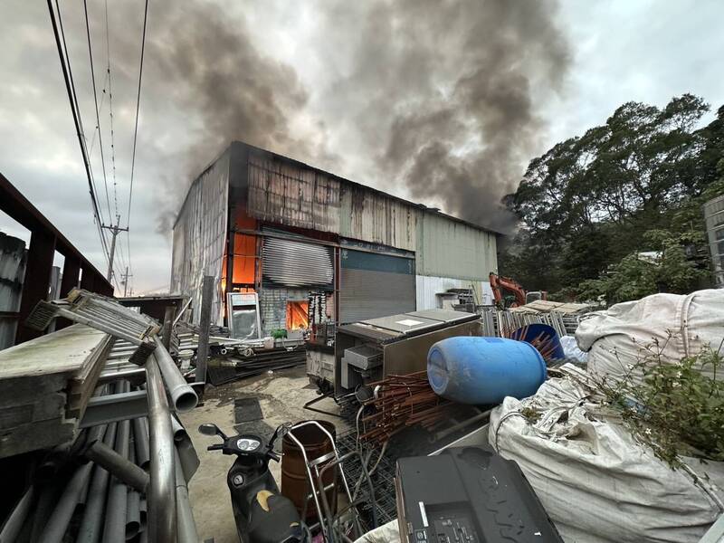 新竹市香山區鐵皮屋工廠起火，濃煙火勢竄燒，200平方公尺廠房付之一炬。（記者洪美秀翻攝）
