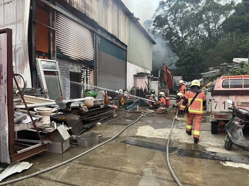 新竹市香山區鐵皮屋工廠起火，濃煙火勢竄燒，200平方公尺廠房付之一炬。（記者洪美秀翻攝）