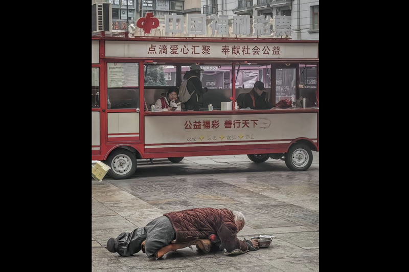 近日中國傳出，一名老者在福利彩票旁販售處附近行乞，有民眾不忍將畫面拍下並分享到網上，卻不到半天就莫名遭平台刪除。（圖擷取自@whyyoutouzhele 社群平台「X」）